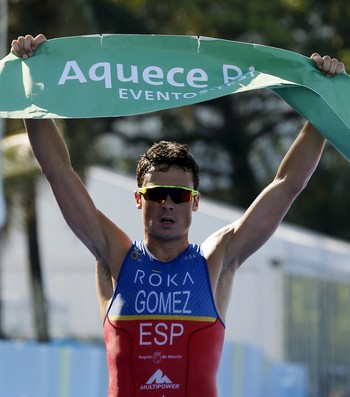 Noya, da Espanha, comemora vitória no evento-teste de triatlo masculino (Foto: REUTERS/Sergio Moraes)