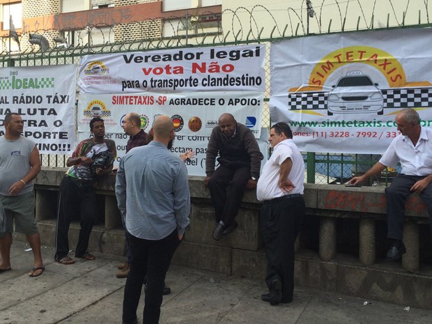 Profissionais fecham Rua Maria Paula, em frente a Câmara Municipal, no centro da cidade, desde as 3h (Foto: Tatiana Santiago/G1)