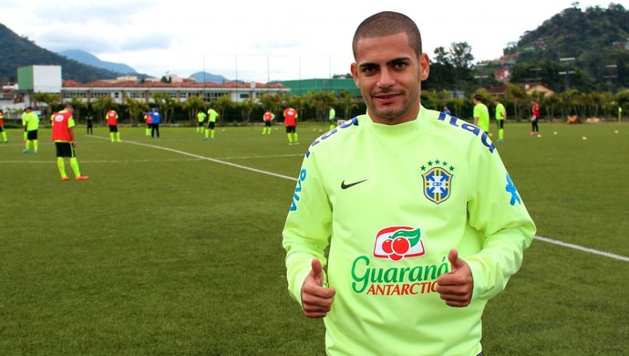 Chamado para a vaga de Luan, Clayton volta a defender a seleção brasileira (Foto: Divulgação/CBF)
