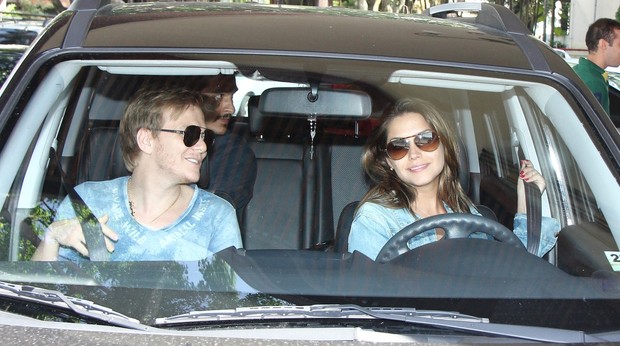 Michel Teló e Thaís Fersoza almoçam no Rio (Foto: Agnews)