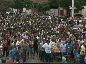 Enterro estudante Bravo Bahia (Foto: Reprodução/TV Subaé)