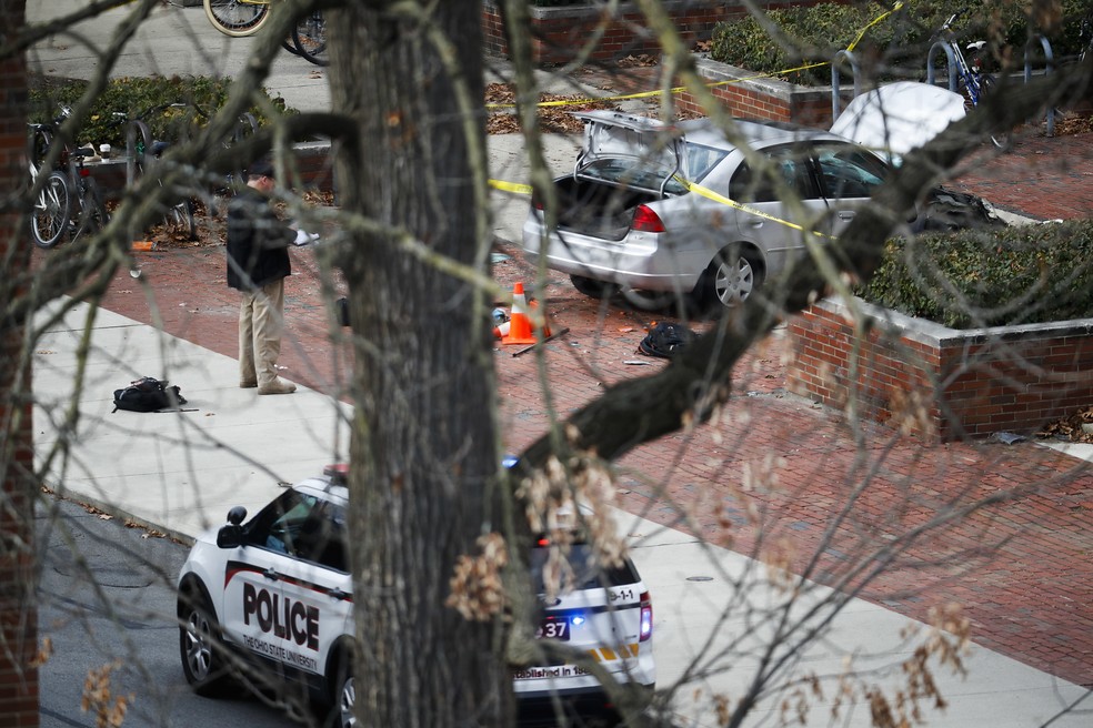 Carro é isolado pela polícia ao responder a um ataque nesta segunda-feira (28) no campus da Universidade Estadual de Ohio (Foto: AP Photo/John Minchillo)