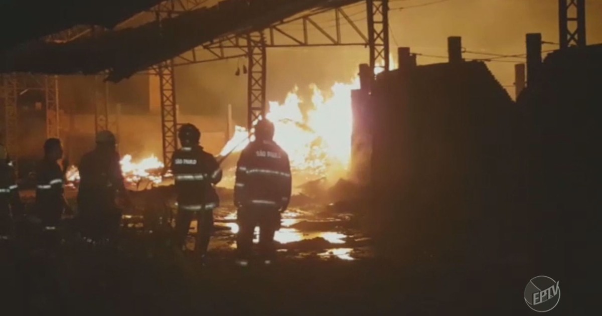 Cerâmica pega fogo em Capivari; controle de chamas levou 3 horas - Globo.com