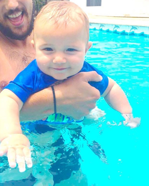 Paloma Duarte mostra banho de piscina do filho com o pai, Bruno Ferrari (Foto: Reprodução/Instagram)