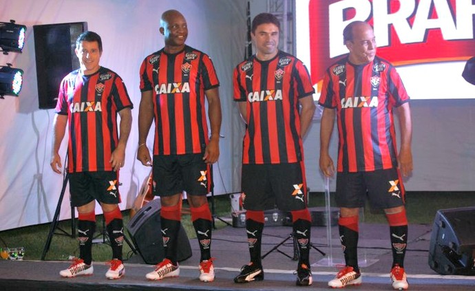 Ex-jogadores do Leão são modelos na apresentação do novo uniforme da equipe (Foto: Divulgação/E.C. Vitória)