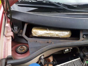 Polícia encontra 1 kg de crack em motor de carro importado na BR-491 (Foto: Polícia Militar)