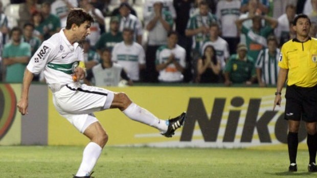 Na Memória: Tcheco perde pênalti, mas Coxa bate o Corinthians, em 2003