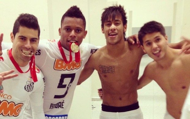 Neymar, André, Miralles e Patito comemoram titulo da Recopa (Foto: Reprodução  / Instagram)