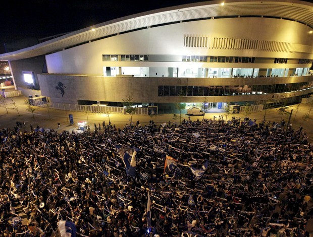 Torcida do Porto no Estádio do Dragão (Foto: Reuters)