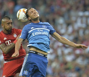 Bayern de Munique x Hamburgo - Arturo Vidal e Albin Ekdal (Foto: AP)