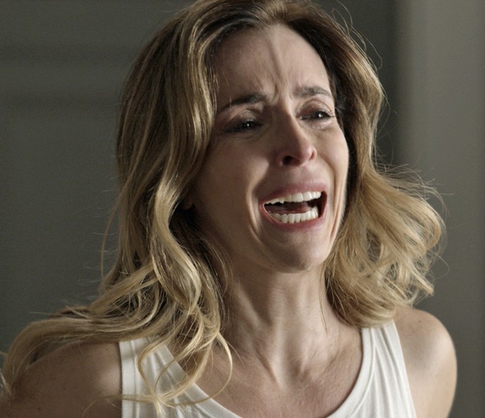 Kiki também fica muito emocionada após desabafar com o filho (Foto: TV Globo)