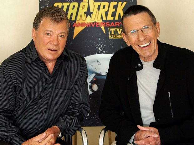 Os atores William Shatner (esquerda) e Leonard Nimoy posam para foto durante entrevista no 40º aniversário da série de ficção científica 'Star Trek' (Jornada nas Estrelas) em Los Angeles, em agosto de 2006 (Foto: Mario Anzuoni/Reuters/Arquivo)