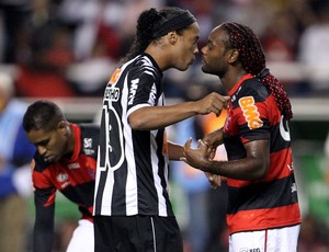 Ronaldinho Gaúcho Atlético-MG e Vagner Love Flamengo (Foto: Jorge William / Agência O Globo)