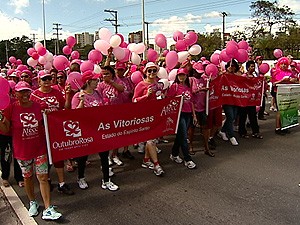 Caminhada alertou para a prevenção do câncer de mama, em Vitória (Foto: Reprodução/TV Gazeta)