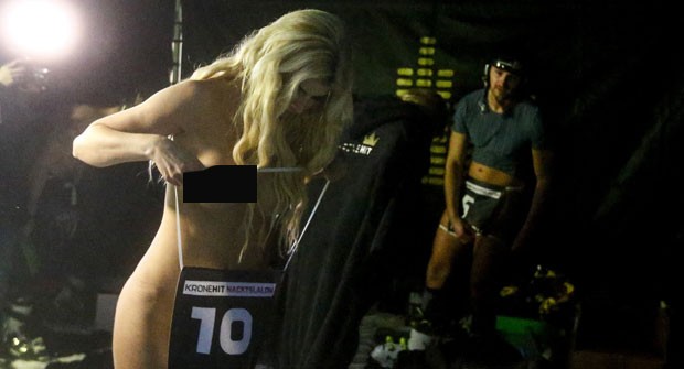 Modelo e celebridade alemã Micaela Schäfer foi uma das participantes (Foto: Dominic Ebenbichler/Reuters)