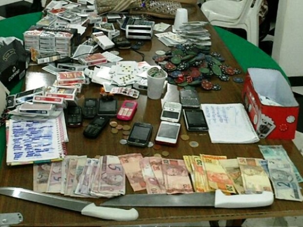 Polícia apreendeu na casa drogas, celulares, joias e a quantia de R$ 6 mil (Foto: Jefferson Rodrigues/Arquivo Pessoal)