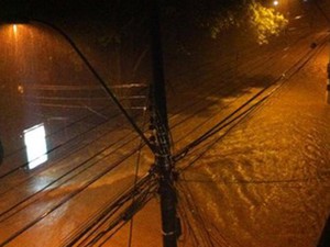Coronel Veiga ficou a alagada em Petrópolis (Foto: Priscilla Bechtlufft)