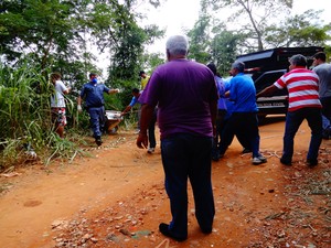 Corpo do taxista foi retirado do local com o auxílio de duas cordas (Foto: Priscilla Alves/ G1)