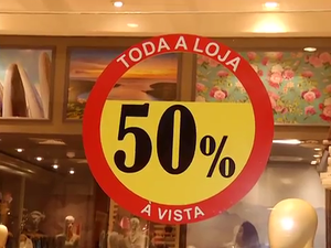 Loja em shopping oferece 50% às véspera do Dia das Mães (Foto: Reprodução/TV Anhanguera)