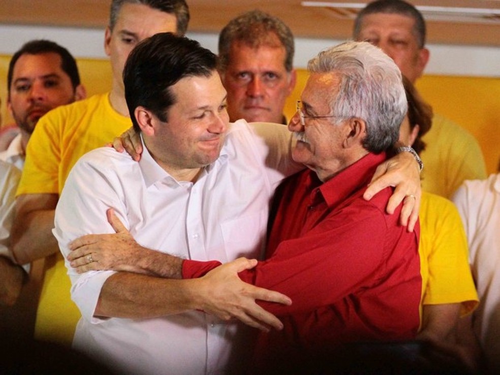Juiz rejeitou contas da campanha do prefeito reeleito do Recife, Geraldo Julio (PSB) [de branco], e do vice, Luciano Siqueira (PCdoB) (Foto: Marlon Costa/Pernambuco Press)