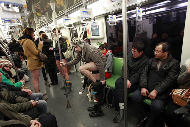 Chineses andam de metrô sem as calças durante o evento 'No Pants' (Foto: Aly Song/Reuters)