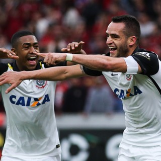 Corinthians aguarda reunião para renovar com Renato Augusto