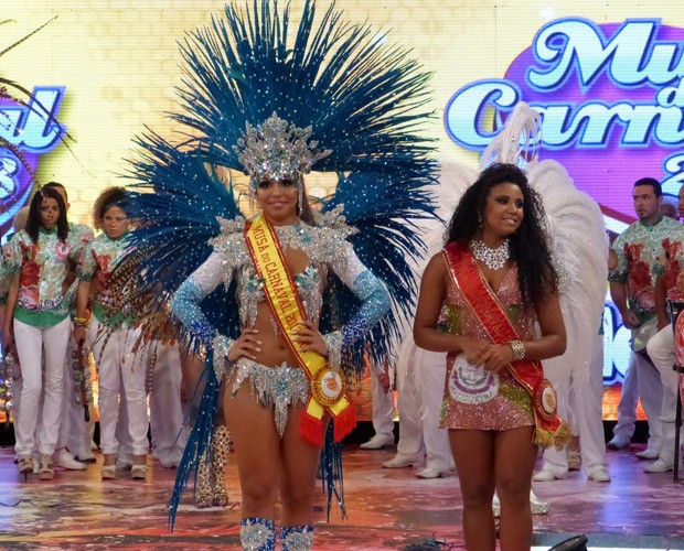 Daiana recebeu a faixa de campeã da vencedora do ano passado (Foto: Caldeirão do Huck / TV Globo)