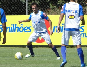 Lucas, novo lateral do Cruzeiro, treina na Toca da Raposa II (Foto: Fernando Martins Y Miguel)