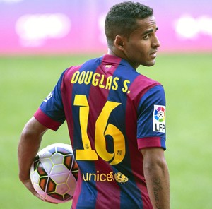Douglas apresentado no Barcelona (Foto: EFE)