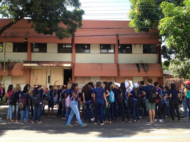 Estudantes da Escola Antônio João em frente à secretaria de educação (Foto: Maiara Pires/G1)