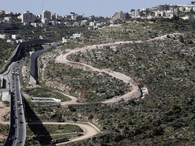 Justiça israelense permitiu a instalação com algumas alterações no traçado do muro de concreto que separa área majoritariamente cristã de Beit Jala e do vale de Cremisan (Foto: Thomas Coex / AFP)