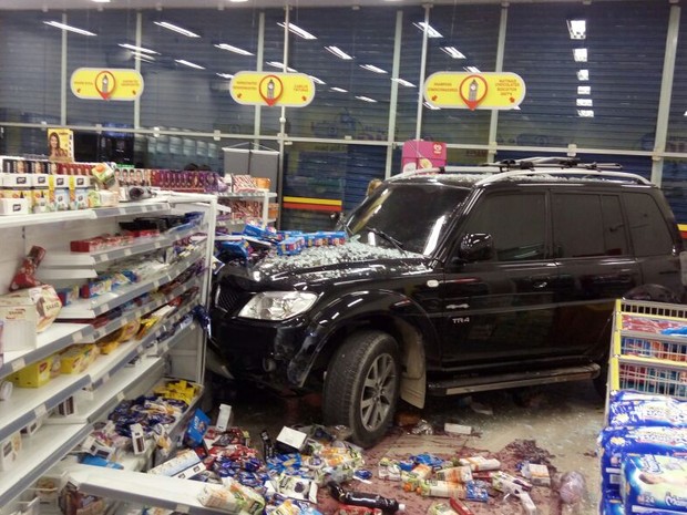 Carro invade farmácia na Zona Sul do Recife; não houve feridos (Foto: Reprodução/Whatsapp)