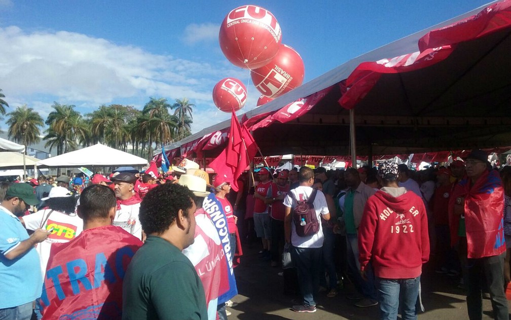 Integrantes da Central Única dos Trabalhadores (CUT) em ato contra Michel Temer no estacionamento do Mané Garrincha (Foto: Beatriz Pataro/G1)