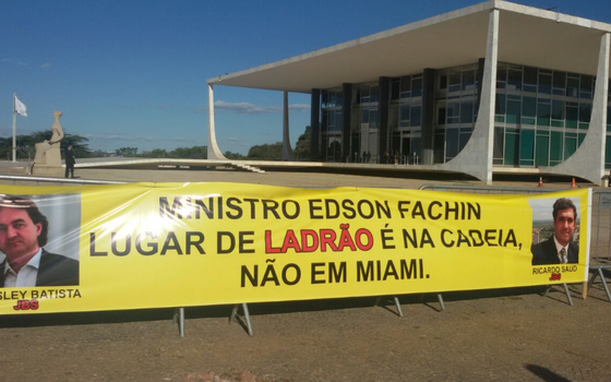 Faixa em frente ao STF em protesto à delação premiada do grupo J&amp;F (Foto: Época)