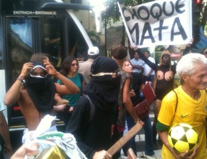 Protesto licitação maracanã (Foto: Marcelo Baltar)