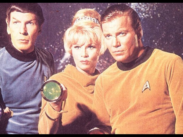 Leonard Nimoy com Grace Lee Whitney e Willian Shatner como Mr. Spock, Yeoman Rand e Capitão James Kirk em foto de divulgação da série 'Jornada das Estrelas' em 1966 (Foto: Divulgação )