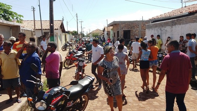 Crime chamou atenção e muita gente se aglomerou em frente a residência do advogado em Barras (Foto: Francisco Duarte/Portal A Grande Barras)
