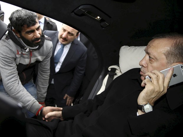 Presidente turco Erdogan aperta a mão do home, identificado pela mídia local como Catras. (Foto: Reuters)