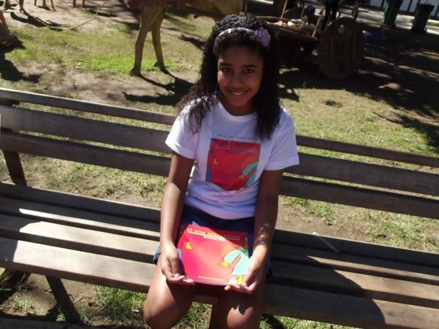 Mariene Lino, de 11 anos, divulga seu livro durante a Flipinha (Foto: Paola Fajonni/G1)