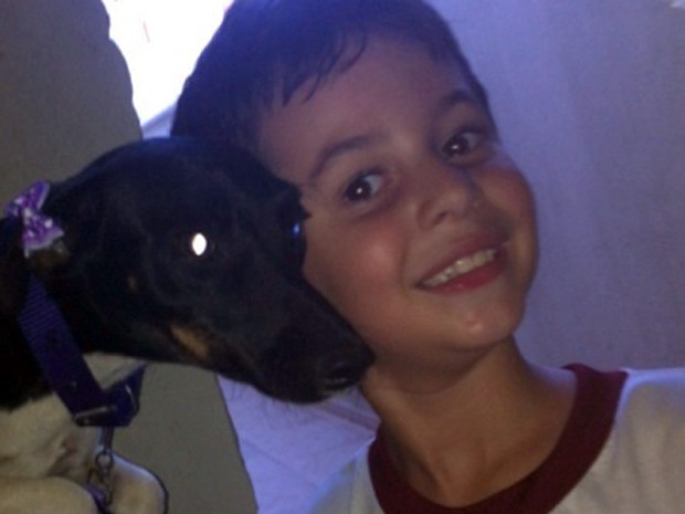 Chica e Yan, de 7 anos: para ele, cachorrinha é 'Atleticana', em homenagem ao time do coração (Foto: Arquivo Pessoal/ Flávia Godoy Coutinho)