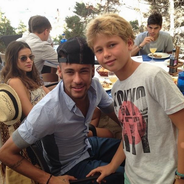 Bruna Marquezine (ao fundo) e Neymar posando com fã (Foto: Reprodução/ Instagram)