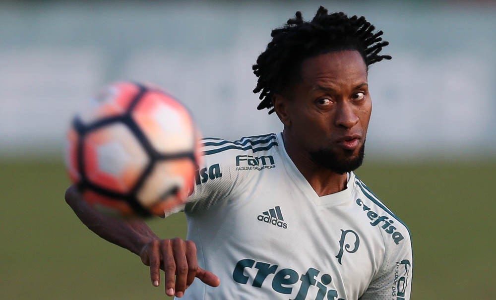 Curinga e experiente: Zé Roberto volta ao meio de campo e recebe elogios de Cuca