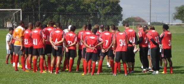 Grupo do Atlético-PR no CT do Caju (Foto: Fernando Freire/GLOBOESPORTE.COM)