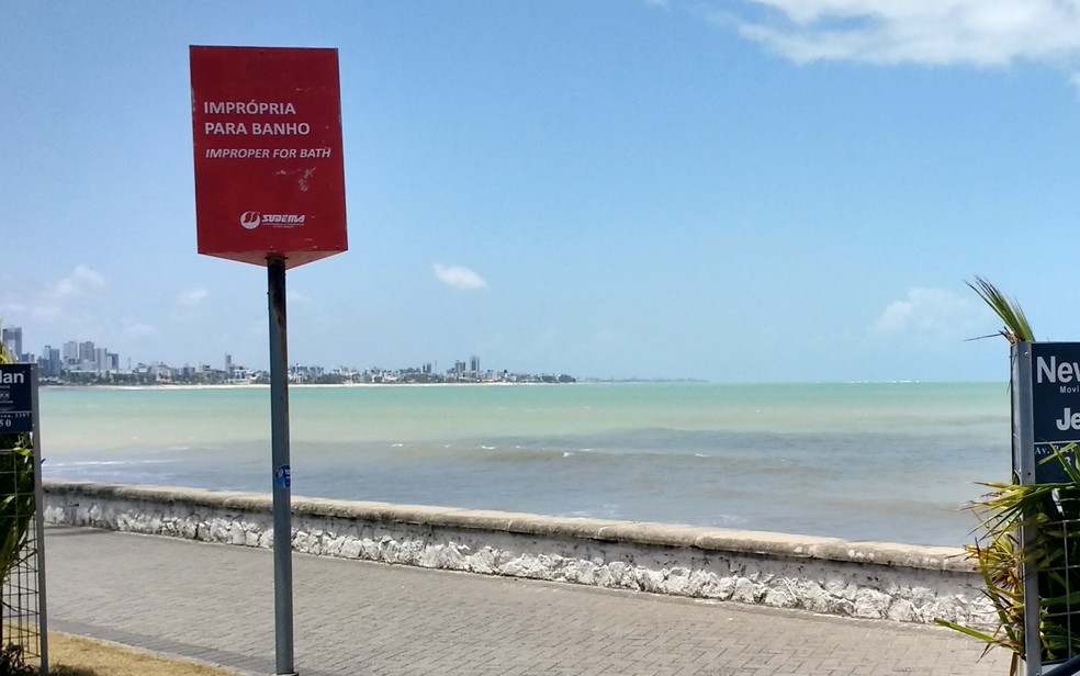 Praia de Manaíra, em João Pessoa, está imprópria para banho (Foto: Krystine Carneiro/G1)