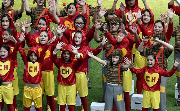 Crianças no velório de Roberto Bolaños (Foto: Alfredo Estrella/AFP)