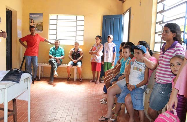 Populares esperam por atendimento na comunidade de Santo Hilário, em Cocal (Foto: Gilcilene Araújo/G1)