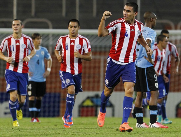 Alonso comemora o gol da vitória paraguaia em Mendoza (Foto: AFP)