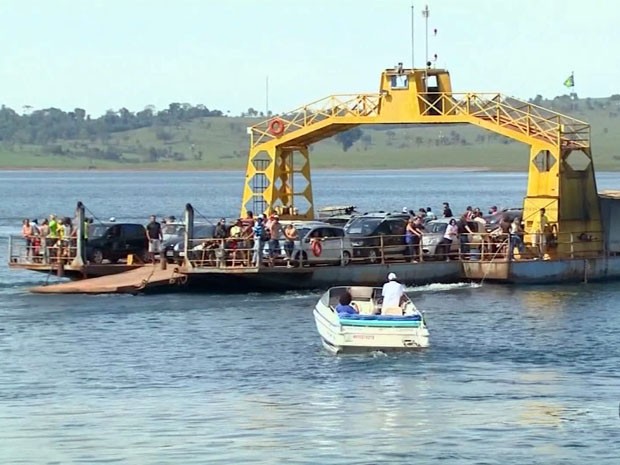Turistas enfrentaram fila para pegar a balsa na volta do feriado em Delfinópolis (Foto: Luciano Tolentino / EPTV) Turistas enfrentaram fila para pegar a balsa na volta do feriado em Delfinópolis (Foto: Luciano Tolentino / EPTV)