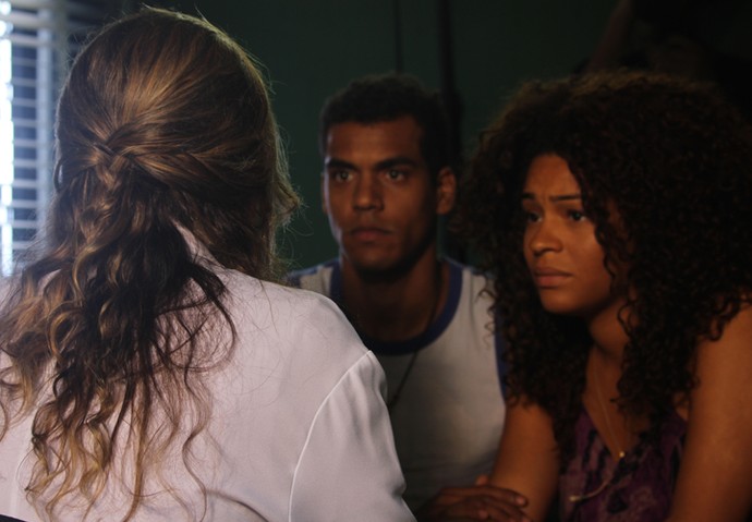 Médica pede exames de gravidez (Foto: Rodrigo Brisolla/Gshow)