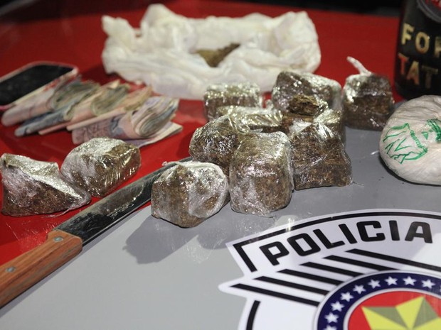 Policiais encontraram porções de crack, cocaína e maconha na casa do suspeito (Foto: Moacir Junior/folharegiao.com.br)
